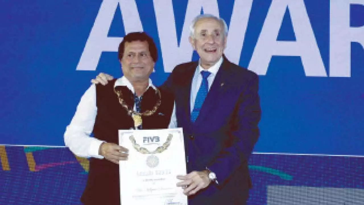 Samanta receives FIVB Grand Cross Award