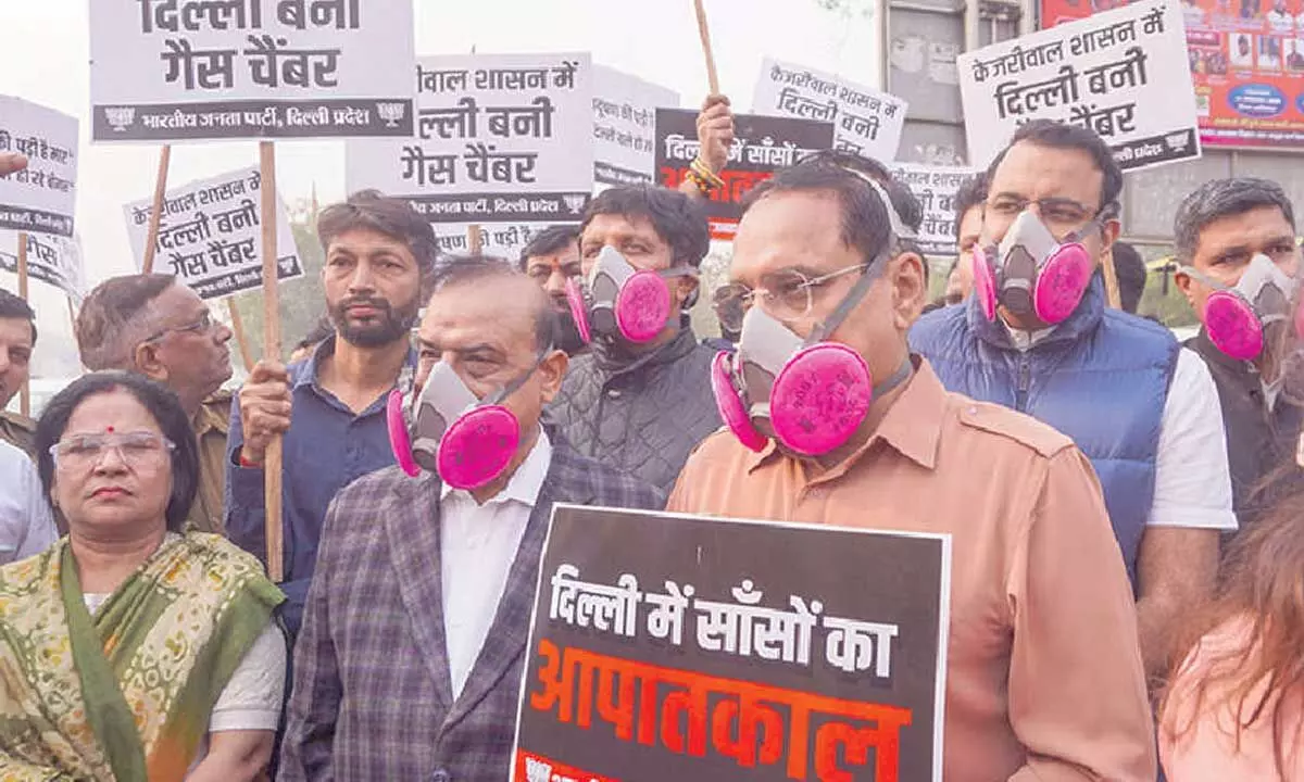 BJP protests against AAP govt, distributes masks