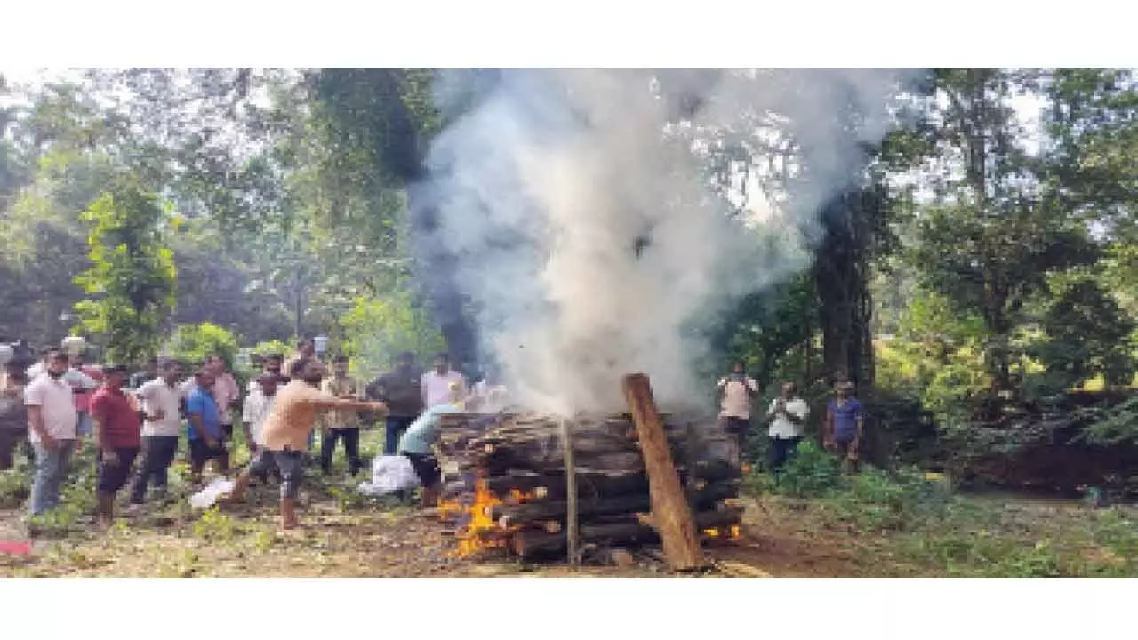 Naxal leader Vikram Gowda cremated in Hebri amid tight security