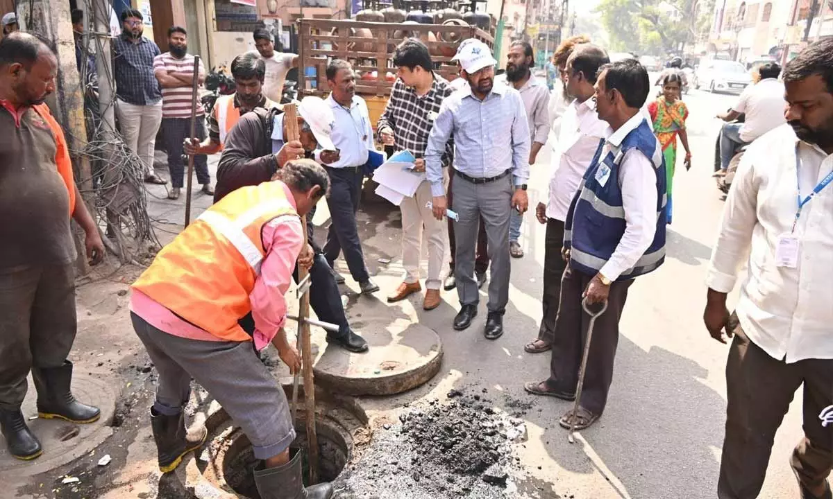 HMWSSB MD inspects Mehdipatnam, Langar Houz