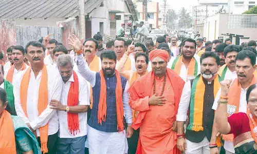BJP leader CT Ravi and others during a protest against the state government, in Chikkamagaluru on Thursday