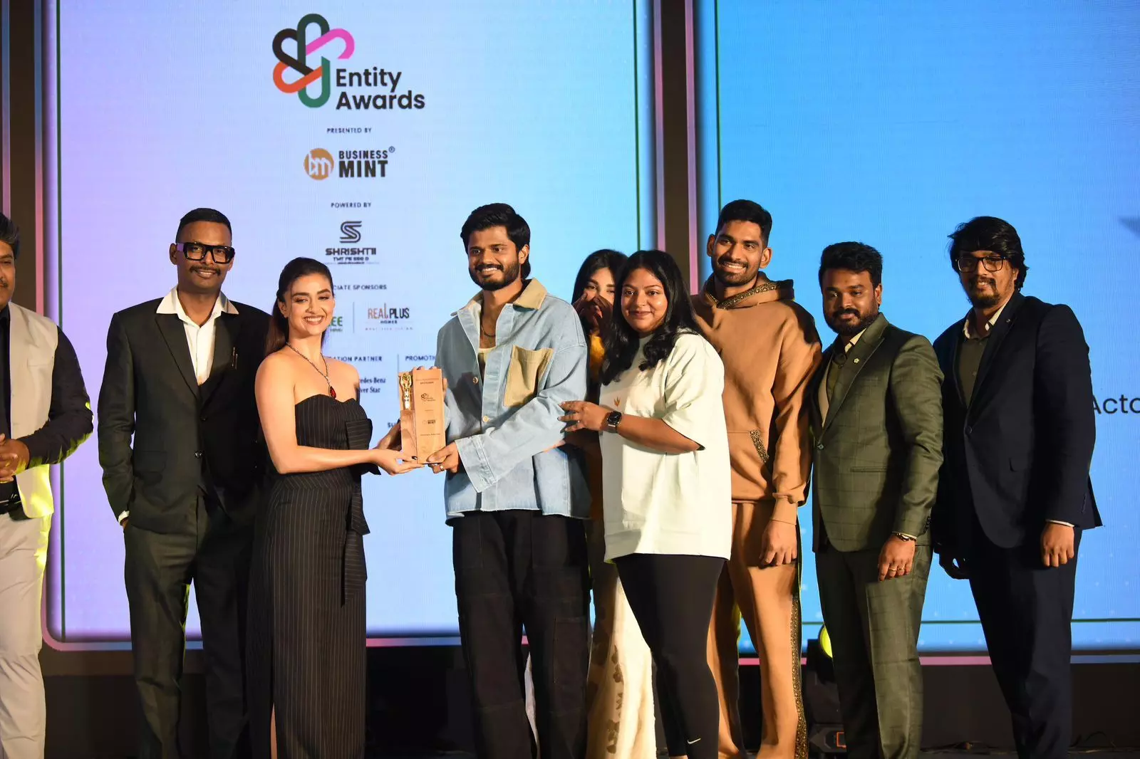 Vijay Deverakondas Rowdy Wear Shines as Iconic Indian Streetwear at Outlook India Business Awards 2024