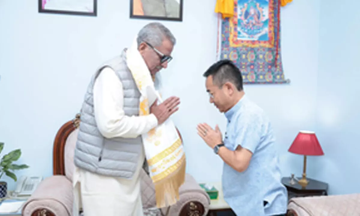 Sikkim CM calls on Guv, extends greetings on Constitution Day