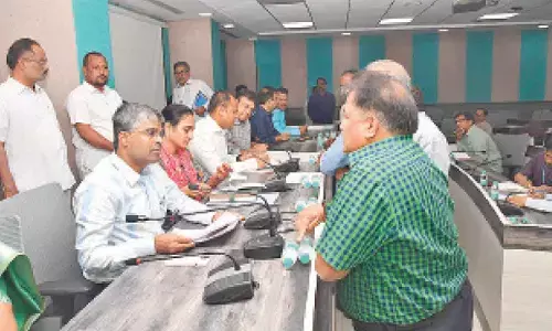 GHMC Commissioner attends Prajavani, receives 126 applications