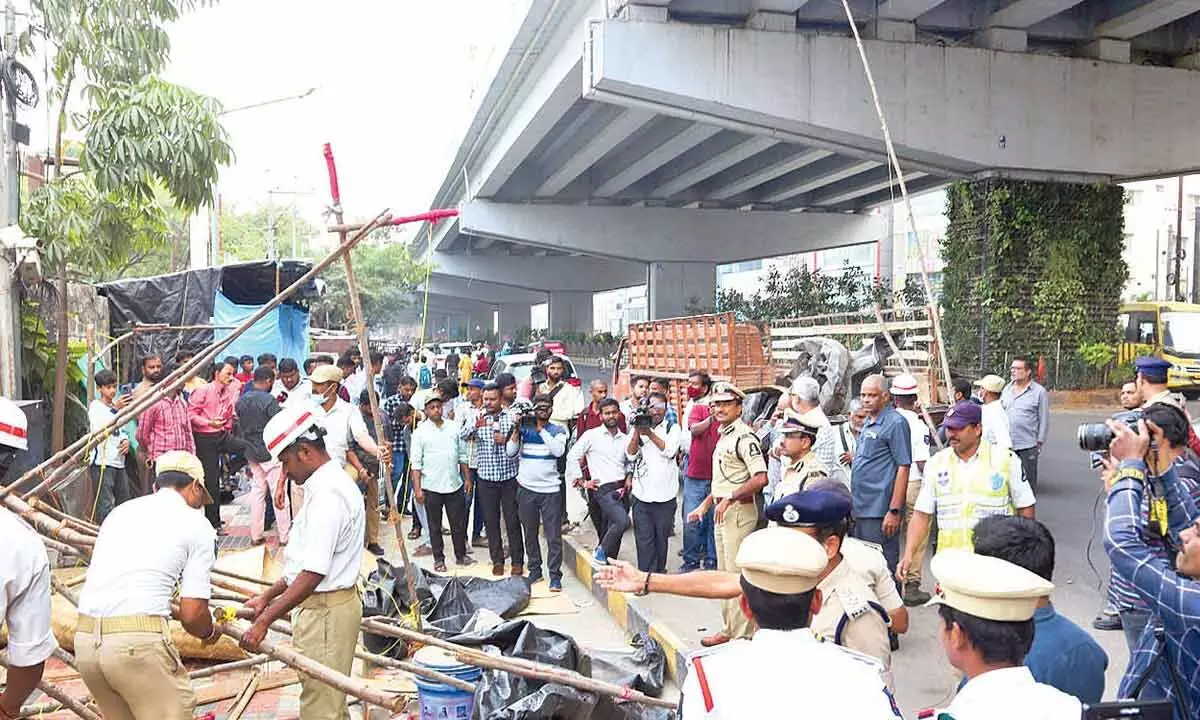 City cops begin drive to clear encroachments on footpaths