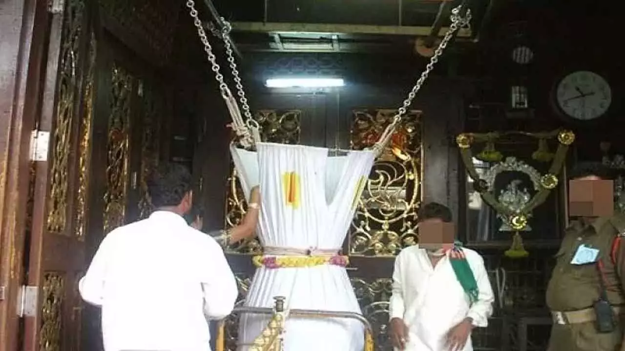 Theft in Tirumala temple’s hundi caught on camera