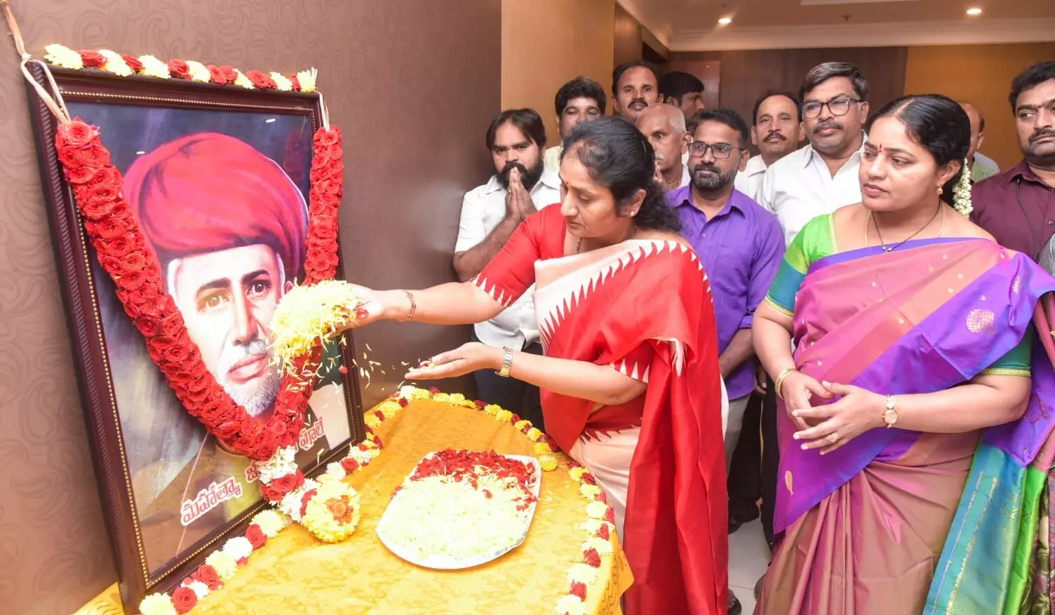 AP minister Savita pays tribute to Mahatma Jyotibapule on Death Anniversary