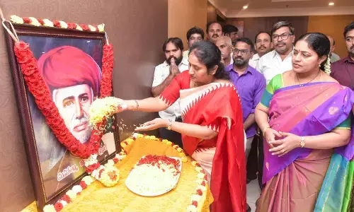 AP minister Savita pays tribute to Mahatma Jyotibapule on Death Anniversary