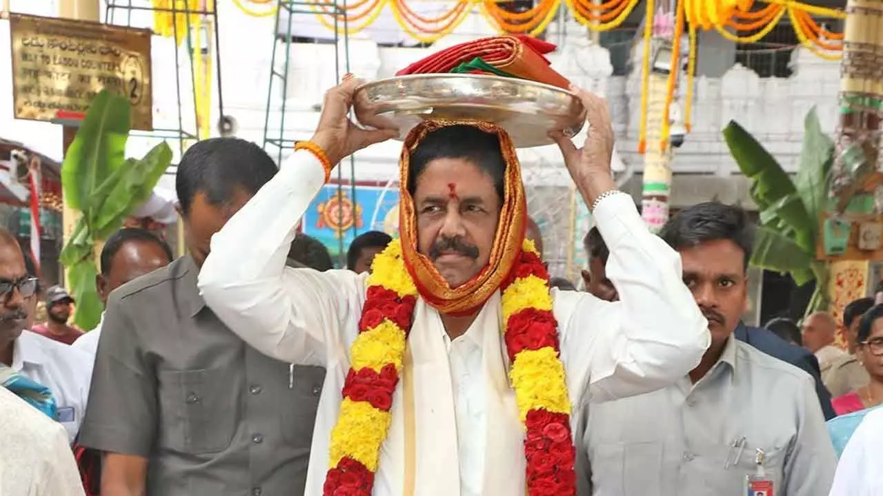 Minister Anam presents silk clothes to Goddess Padmavathi