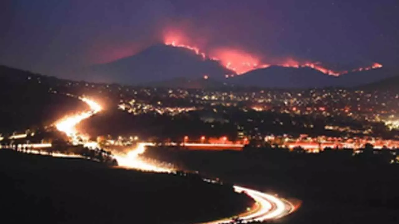 Too late for Western Australian residents to leave as bushfire threatens towns: Fire department