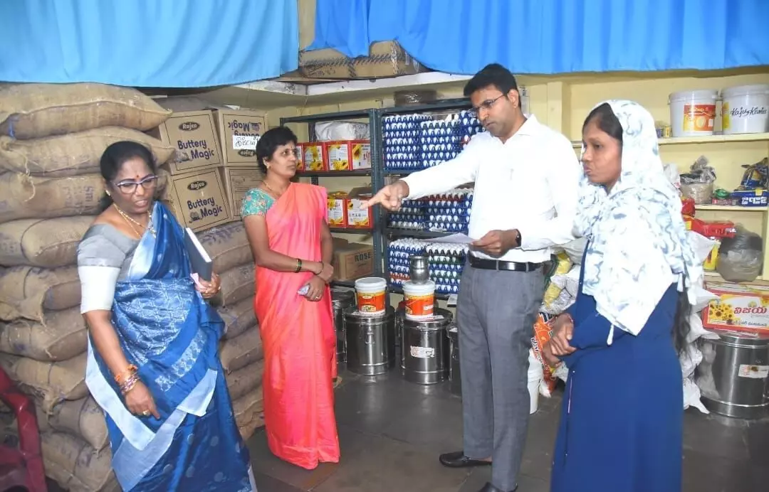 District Collector Conducts Surprise Inspection, Ensures Quality Meals for Students