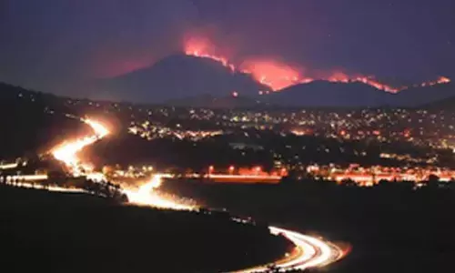 Too late for Western Australian residents to leave as bushfire threatens towns: Fire department