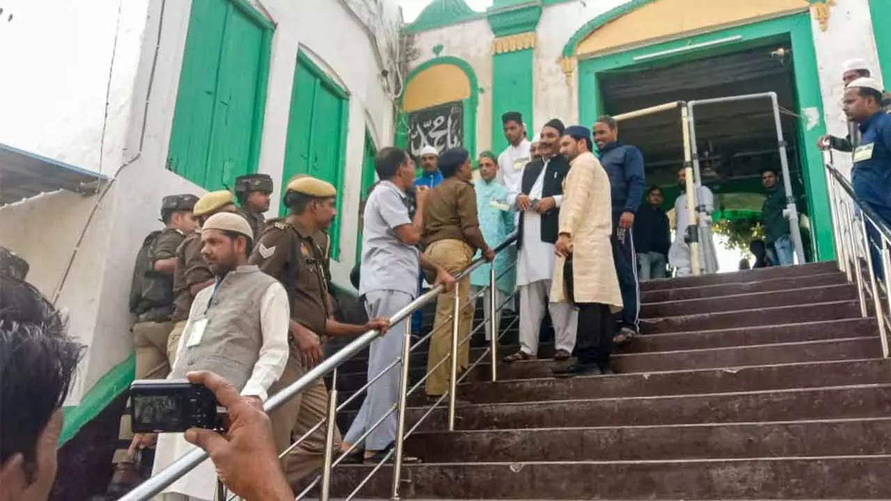 SC halts trial court proceedings in Sambhal mosque dispute