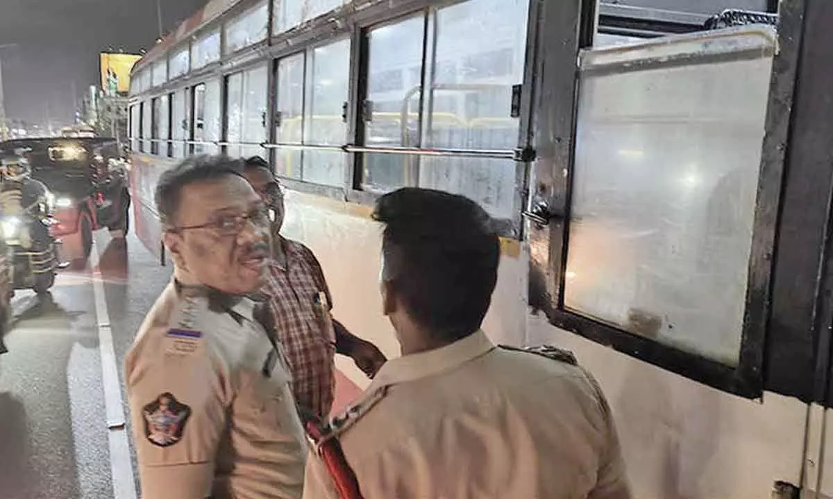 3 women attacked with liquid in bus