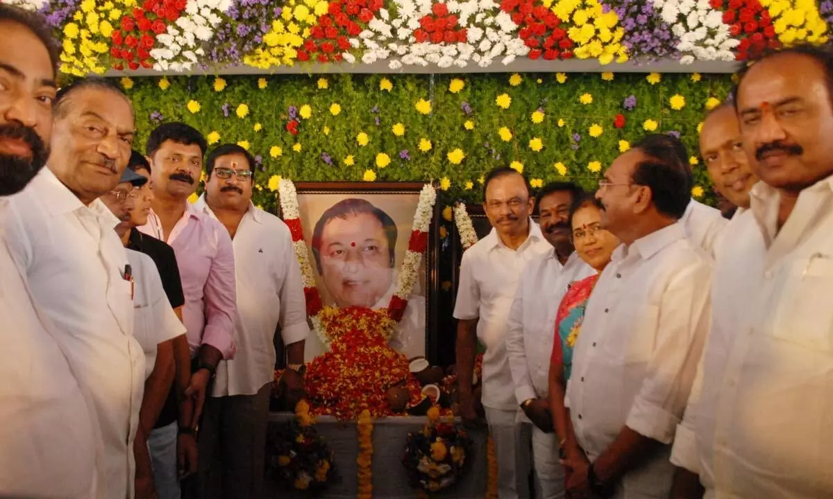 MP Magunta Srinivasulu Reddy and others paying tributes to Magunta Subbarami Reddy in Ongole on Sunday