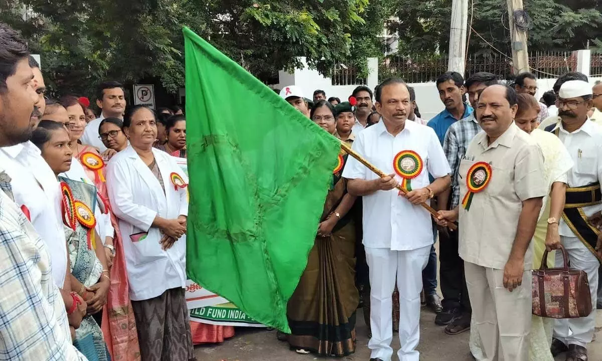 MP Magunta Srinivasulu Reddy flagging off AIDS Awareness rally in Ongole on Sunday