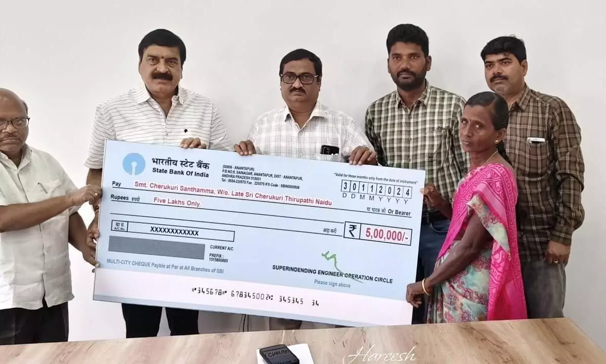 MP Ambica Lakshminarayana handing over ex gratia cheque to the wife of the deceased on Sunday