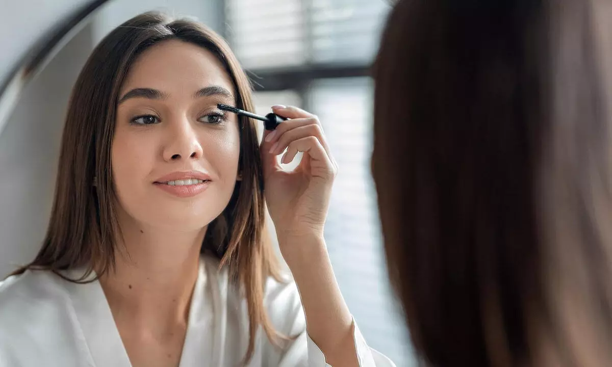 Enhancing the Eyelashes