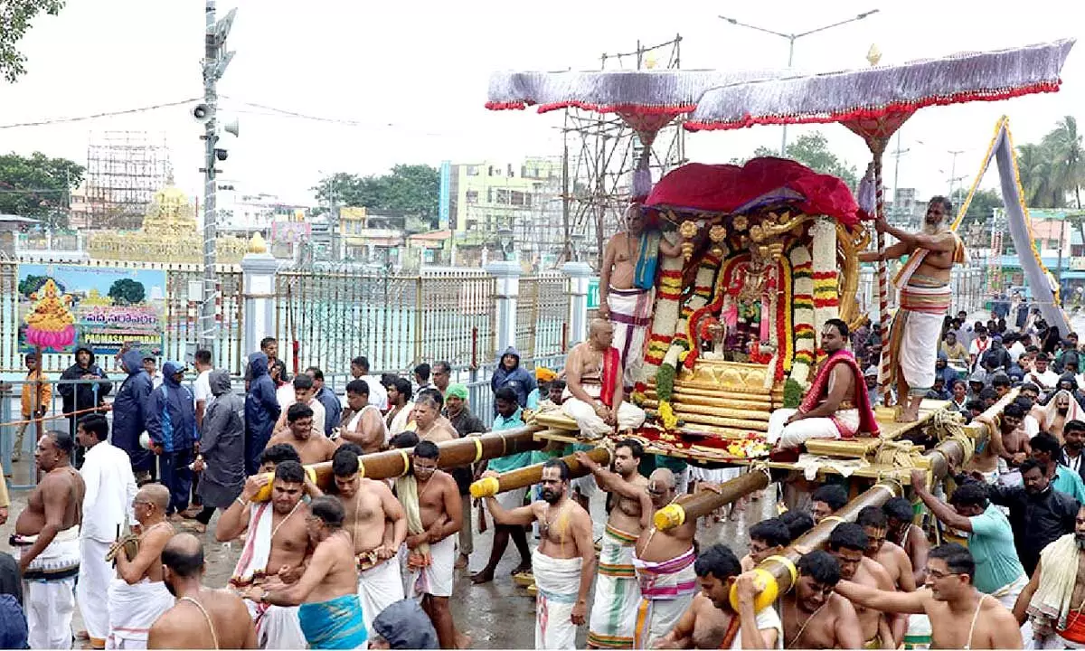 Srirangam Sri Vaishnavas turn into palanquin bearers at Tiruchanur