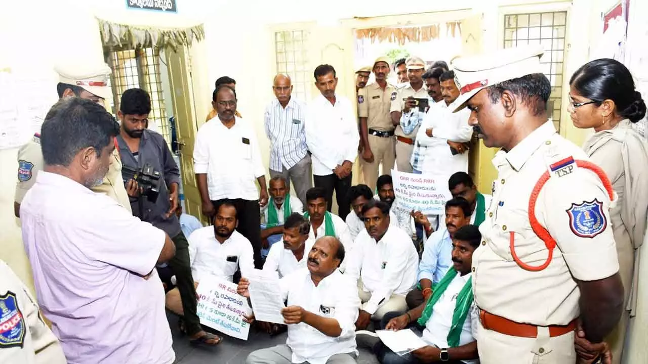 Evacuees protest at Choutuppal RDO office