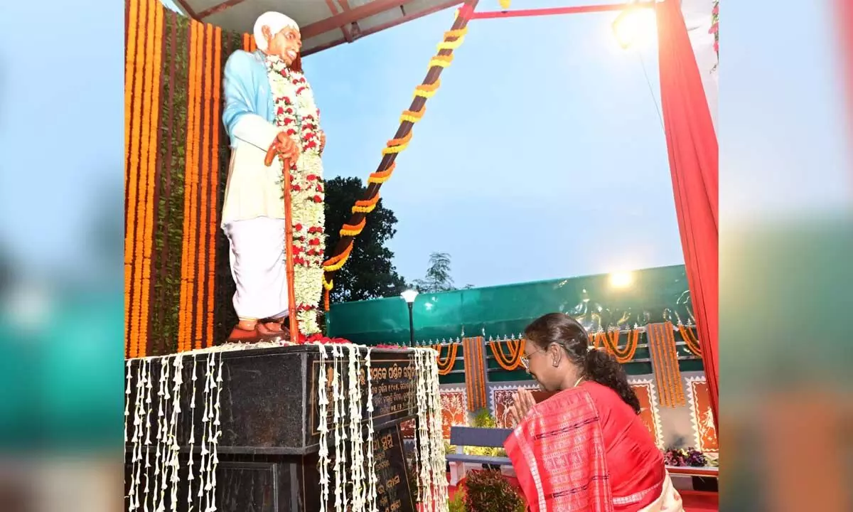 Prez unveils Raghunath Murmu’s statue