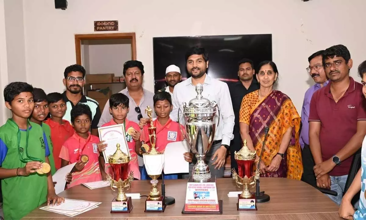 Collector felicitates students for winning handball competition