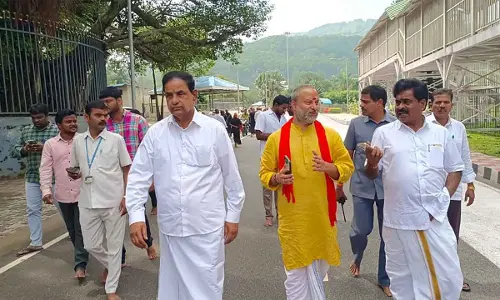 TTD Chairman inspects darshan queue lines