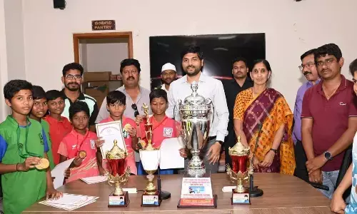 Collector felicitates students for winning handball competition