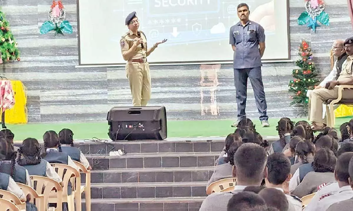 Cops hold awareness programme on ‘digital detox’