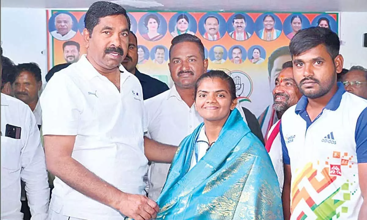 MLA Nagaraju felicitates boxer Chandan