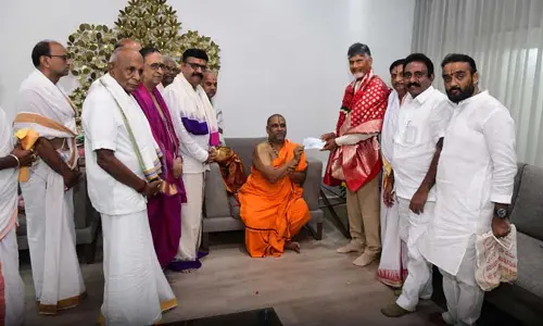 Mantralayam Peethadhipathi Donates Rs. 50 Lakhs to Amaravati Capital