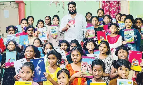 VMRDA chairperson presents gifts to needy students