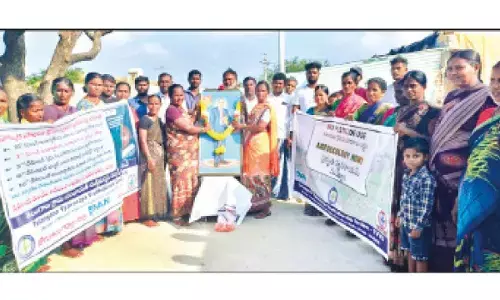 Male and female labourers must be paid equally