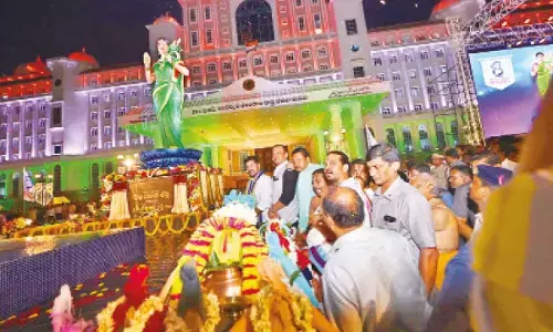 Telangana Thalli triggers political spar