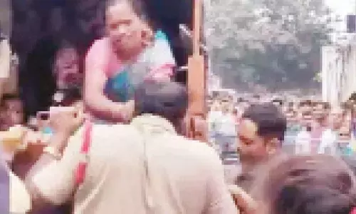 Enraged over manhandling during protest, ASHA worker slaps cop