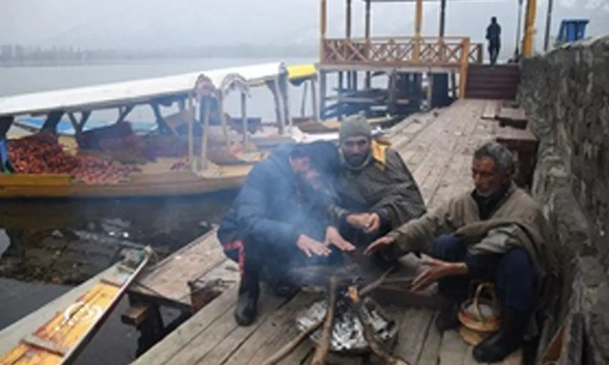 Cold wave continues to sweep Kashmir Valley