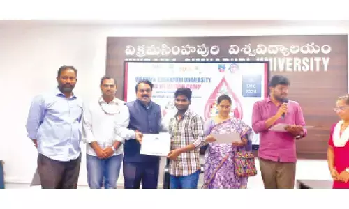 VSU V-C Prof S Vijaya Bhaskara Rao presenting certificates to the students who partici-pated in a blood donation camp in Nellore on Tuesday