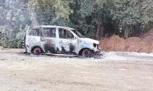 Rajamahendravaram: Maoists set car on fire
