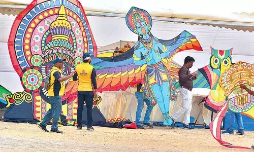 Govt bracing up to give int’l kite fest a flying start in city