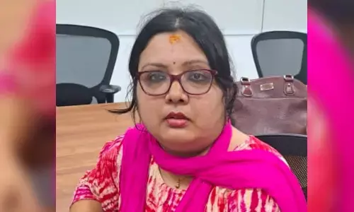 Woman clerk held for taking bribe