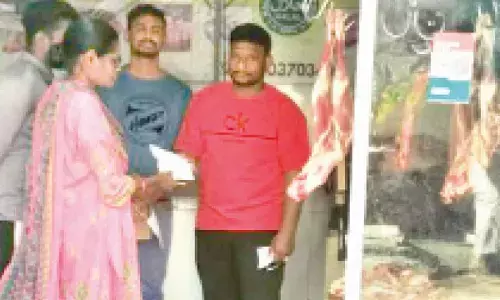 GHMC vet officials raid mutton, chicken shops