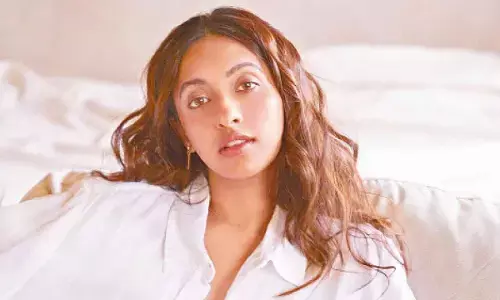 Akansha flaunts seductive look