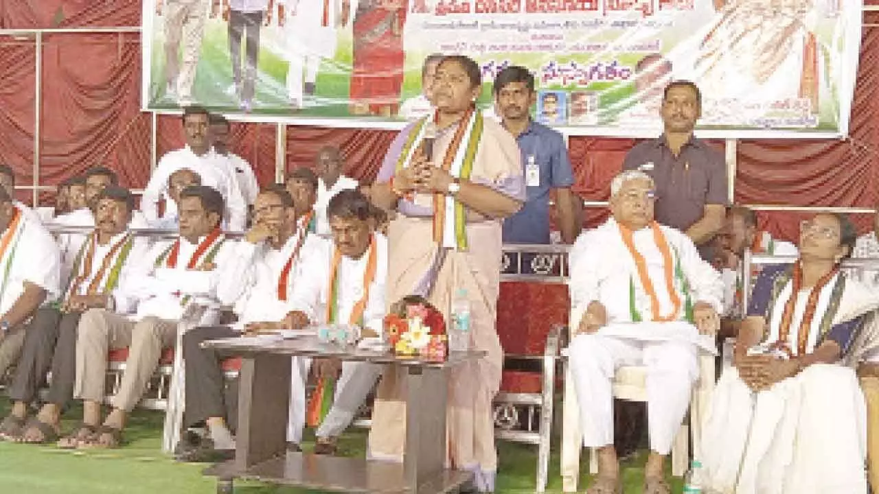 Expose Opposition’s evil propaganda in villages: Seethakka to Cong workers