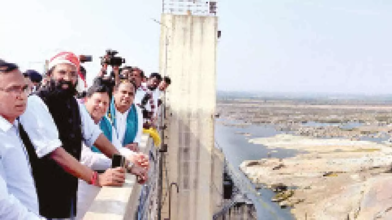 Uttam releases water from Nizam Sagar for Rabi crop