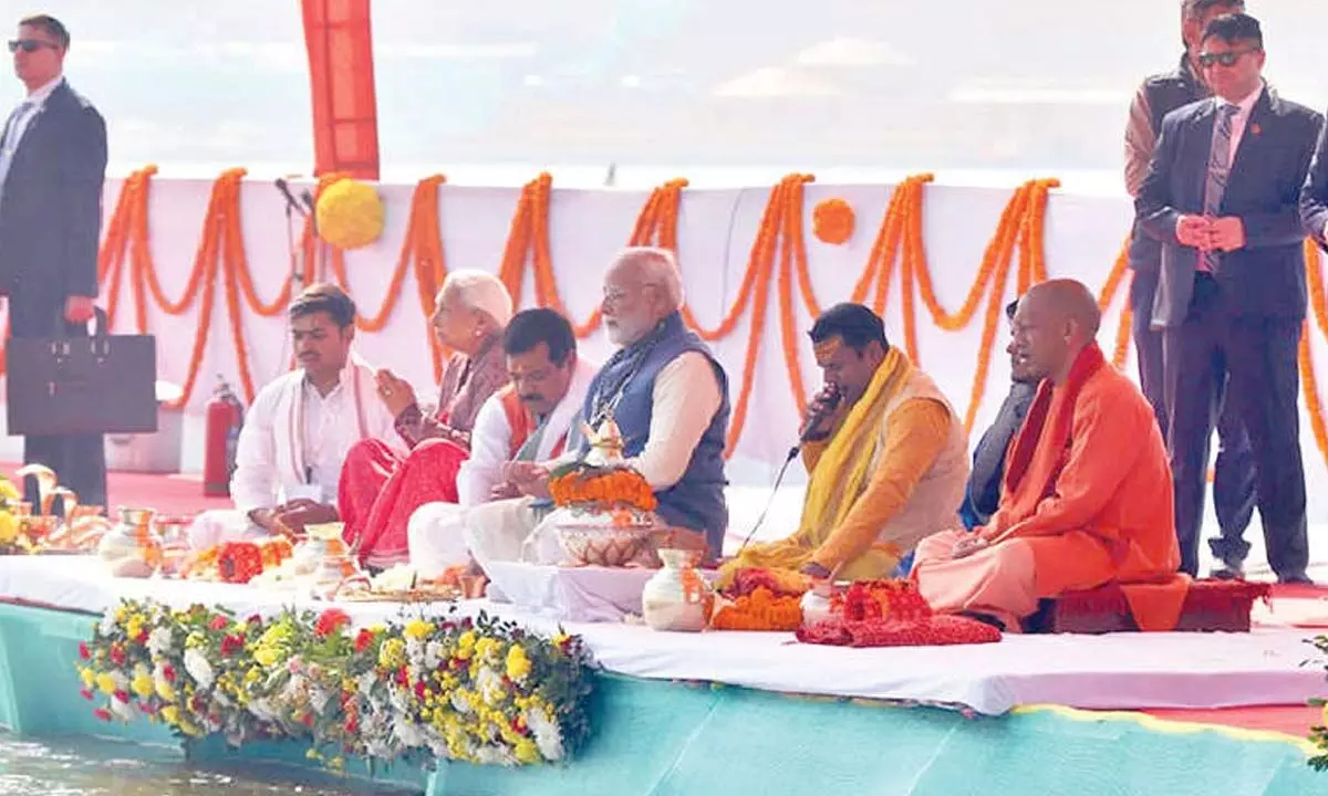 Modi performs puja at Triveni