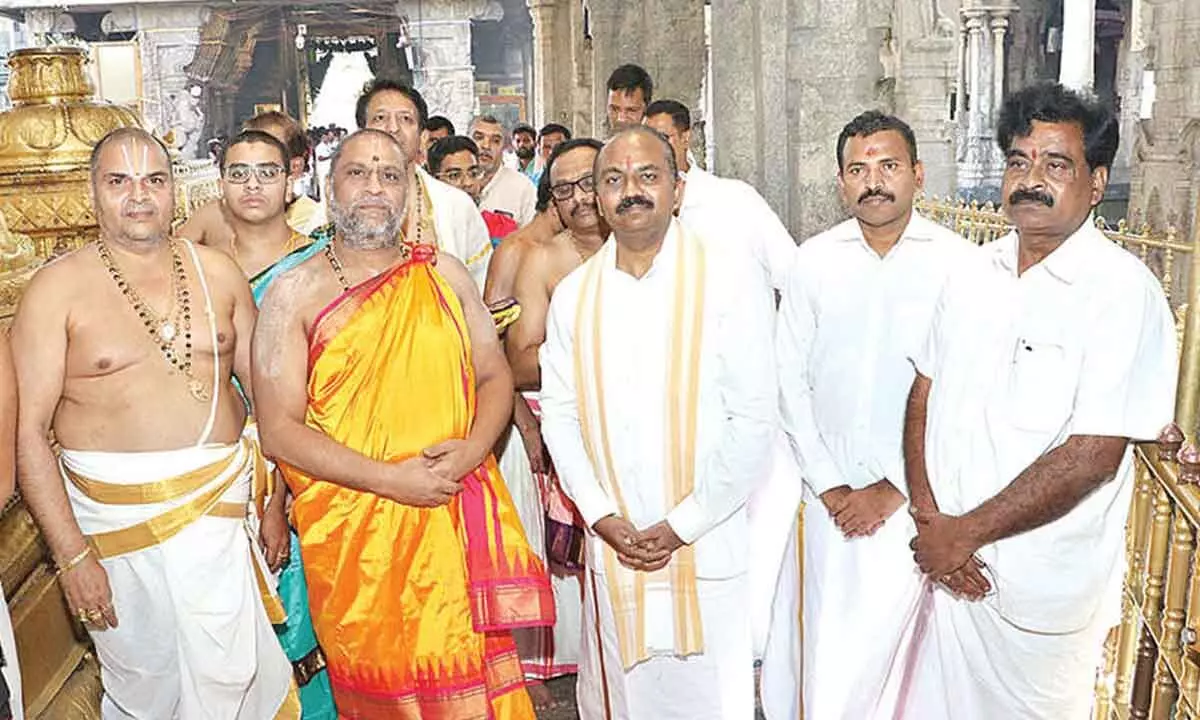 Raghavendra Mutt pontiff visits Tirumala