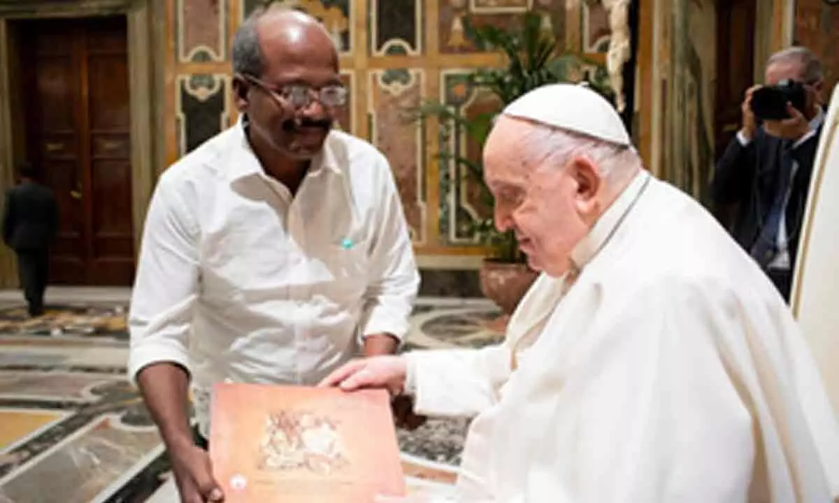 Kerala Hindu leader gifts Rig Veda to Pope Francis