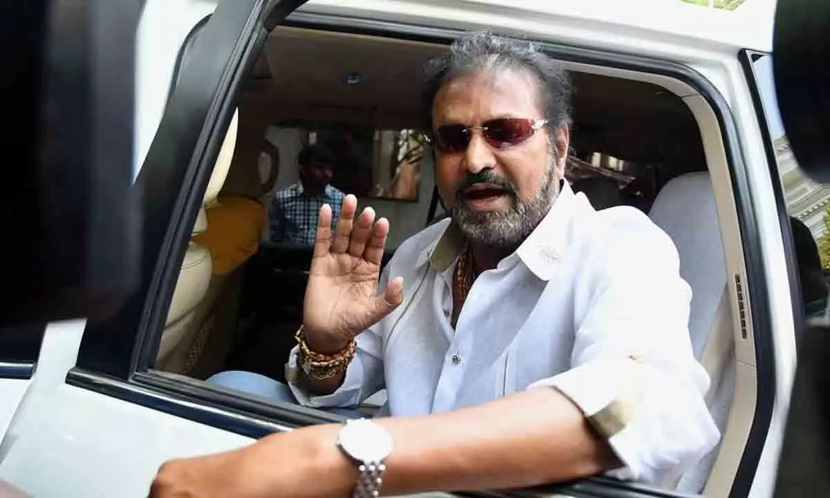 Mohan Babu calls on injured scribe in hospital, apologises