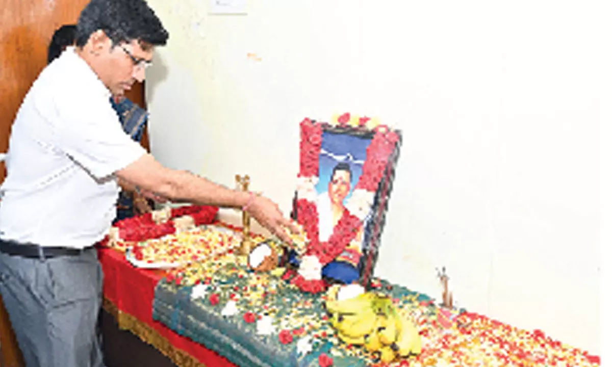 Floral tributes paid to Amarajeevi on his death anniversary