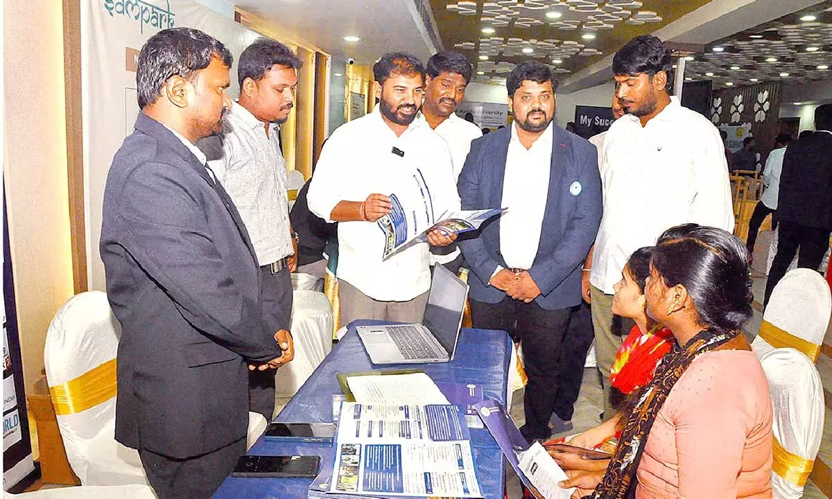 SAAP chairman visits edu fair